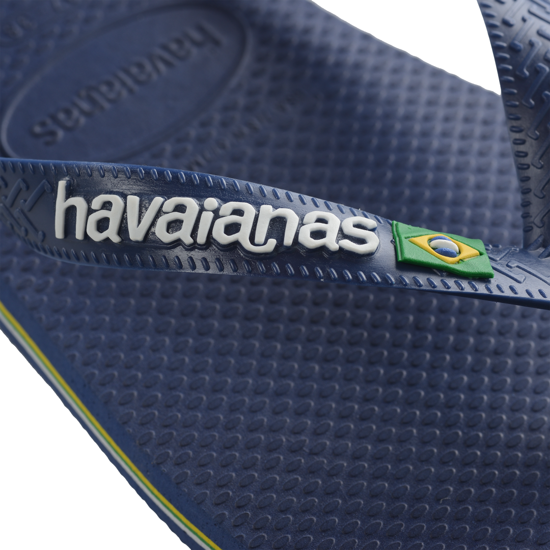 Kids' navy blue flip flop with Brazil flag, detail view