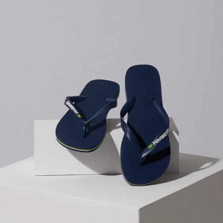 Kids' navy blue flip flop with Brazil flag, lifestyle image