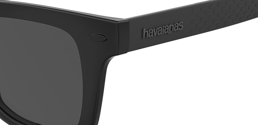 Men's black sunglasses, zoomed in view of havaianas logo on end-piece