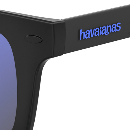 Men's black and blue sunglasses, zoomed in on end-piece on havaianas logo in blue